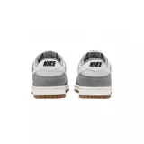 Zapatillas Nike Dunk Low Retro SE, color gris y blanco con suela marrón.