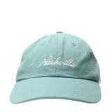 Gorra color celeste con bordado frontal de la palabra "Nashville" en color blanco.