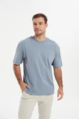 Remera negra de algodón con cuello redondo y mangas cortas.