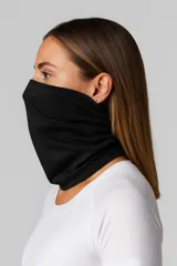 Cuello térmico negro de poliéster, ideal para actividades al aire libre.