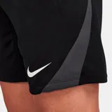 Short deportivo Nike Strike de hombre, color negro con detalles en gris y logo blanco.
