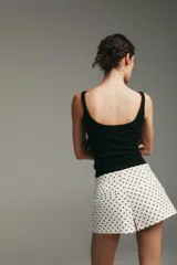 Camiseta sin mangas color amarillo pálido, de corte ajustado y cuello redondo.