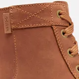 Bota de cuero negra con cordones, suela de goma y tirador trasero.