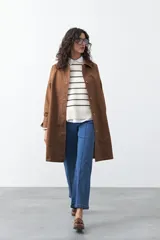 Jean wide leg negro de algodón con spandex, diseñado para una silueta amplia y fluida.