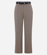 Pantalón de vestir de corte recto y tiro alto, con estampado de pata de gallo en tonos marrones. Incluye cinturón de cuero sintético negro con hebilla metálica.