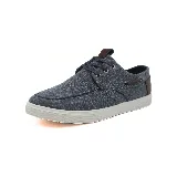 Zapatilla náutica de lona color azul con cordones y detalles en cuero sintético marrón.