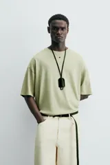 Camiseta verde oliva de corte holgado, cuello redondo y manga corta.