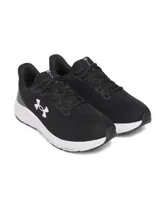 Championes de running Under Armour Charged Pursuit 4, color negro con logo blanco. Capellada de malla transpirable y entresuela Charged Cushioning para mayor amortiguación y respuesta.
