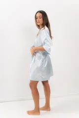 Bata corta color champagne de satén con mangas 3/4 y lazo para atar a la cintura.