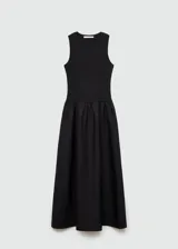 Vestido largo negro de tejido de punto con tirantes anchos, cuello redondo y falda evasé.