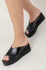 Sandalias de cuero color crema con plataforma de goma eva y suela de goma.