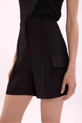 Short blanco de tiro alto con bolsillos laterales tipo cargo.