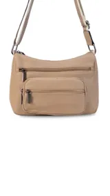 Bandolera color beige con correa extensible a tono y múltiples bolsillos frontales con cierre.