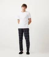 Remera blanca de pijama, de manga corta y cuello en V.