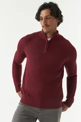 Sweater básico color beige de punto acanalado, con medio cierre frontal, cuello alto y logo bordado en el pecho.