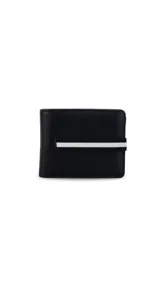 Billetera negra de símil cuero con banda elástica horizontal blanca. Interior con doble compartimento para billetes, visor y tarjeteros.