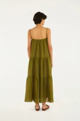 Vestido largo color verde oliva, de tirantes finos y corte fluido con volantes en capas.