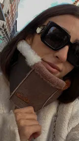 Cuello de cuero marrón con interior de piel sintética blanca y marrón.