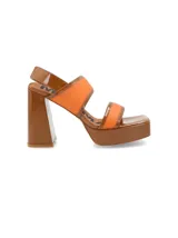 Sandalias de plataforma color naranja con detalles en marrón. Tienen tiras anchas sobre el empeine y el tobillo, y un tacón cuadrado alto.