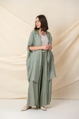 Camisa larga verde salvia de viscosa y tencel, con calce holgado y bolsillos laterales.