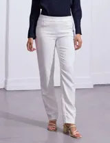 Pantalón blanco de gabardina elastizada, marca Zac & Rachel, con bolsillos delanteros y traseros.