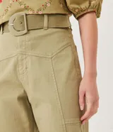Pantalón mom color verde oliva, confeccionado en sarga, con cintura alta, cinturón con hebilla y bolsillos laterales.