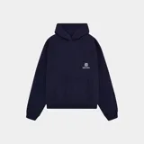 Hoodie azul marino con capucha y cordón ajustable, corte oversize y puños y cintura acanalados. Estampado frontal y trasero con el nombre de la marca y un símbolo gráfico.