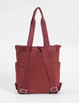 Mochila de poliéster color rojo con bolsillo frontal removible. Tiene doble asa de mano y correas de hombro ajustables.