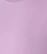 Remera deportiva color verde esmeralda, de cuello redondo y manga corta. Presenta detalle reflectante en la manga y pliegue en la espalda.