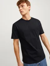 Camiseta negra de manga corta y cuello redondo, corte relajado.