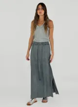 Conjunto color gris topo, compuesto por musculosa con cuello redondo y falda larga con cintura elastizada y cordón ajustable.