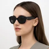 Lentes de sol INVU negros con forma geométrica y cristales polarizados grises.