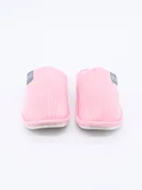 Pantuflas de tela de pana azul marino con interior de felpa blanca y suela blanca.