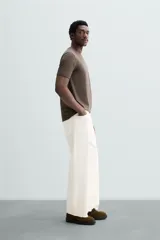 Camiseta marrón de corte slim fit, confeccionada en tejido de algodón con elasticidad, cuello redondo y manga corta.
