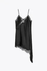 Vestido corto satinado negro con escote pico, tirantes finos, detalle de encaje en escote y ruedo, y bajo asimétrico con abertura.
