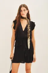 Vestido corto negro con escote en V profundo y mangas cortas con volados.