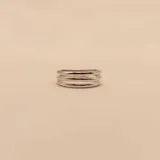 Anillo de plata 925 con diseño de tres aros paralelos.