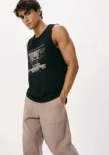 Musculosa celeste con estampa geométrica en el pecho.