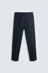 Pantalón de vestir color verde oliva, corte slim fit, con bolsillos laterales y traseros de ojal con botón. Cierre frontal con cremallera y botón.