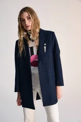 Blazer azul con sutiles cuadros en tonos azules, solapa tipo smoking y detalle de strass sobre la solapa.