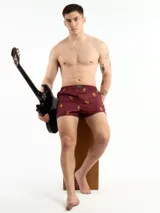 Bóxer de algodón blanco con estampado de flores pequeñas color celeste, con cintura elástica y logo de la marca en el centro.