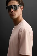 Camiseta deportiva marrón de tejido técnico ligero y elástico con estructura. Cuello redondo, manga corta, costuras planas y logo estampado.