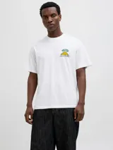 Camiseta blanca de manga corta y cuello redondo con estampado en el frente que dice "It's your lucky day" sobre un montón de monedas de oro y la frase "Fortune Overload" abajo.