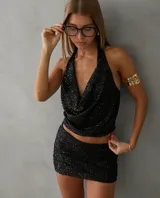 Top halter color plateado con escote drapeado y espalda descubierta.