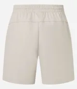 Bermuda deportiva color beige, con cintura elástica, cordón de ajuste, bolsillos con cierre y estampa lateral de lettering.