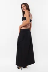 Microtop negro de microfibra liviana con terminaciones de puntilla y breteles regulables.