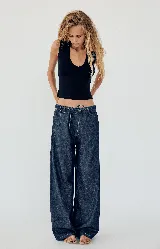 Pantalón denim fino color marrón, de corte amplio y tiro alto, con elástico en la parte trasera de la cintura y lazo ajustable.