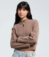 Saco de punto color marrón topo, de manga larga y corte cropped, con cuello alto y cierre frontal completo con cremallera. Presenta puños y bajo acanalados.