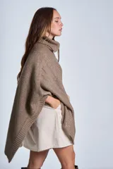 Poncho polerón negro tejido con cuello alto y mangas 3/4.