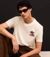 Remera de algodón color crudo, corte comfort, con cuello redondo, manga corta y estampa frontal de un círculo de ángeles.